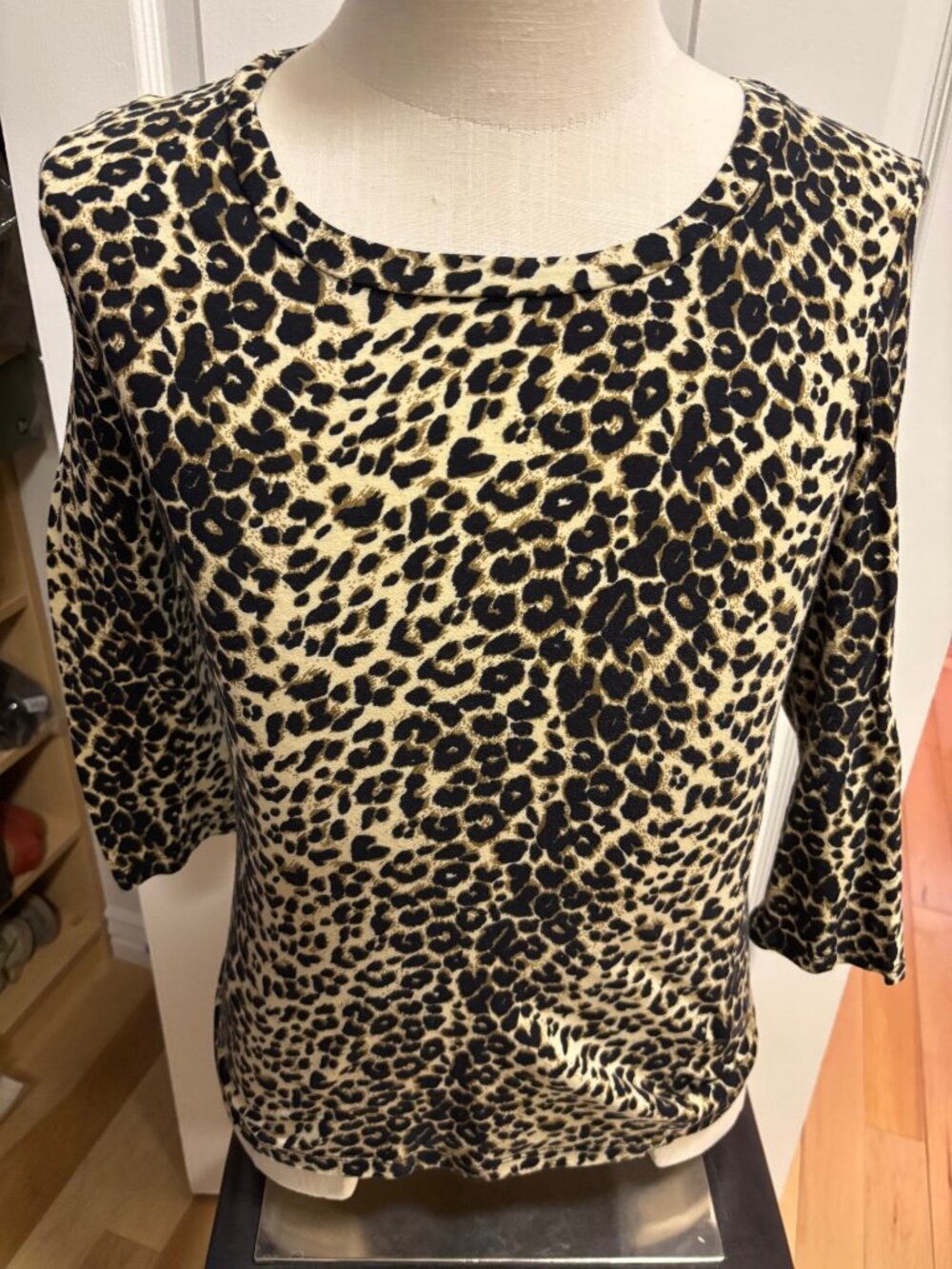 Scoop neck, animal print,3/4 length sleeve top